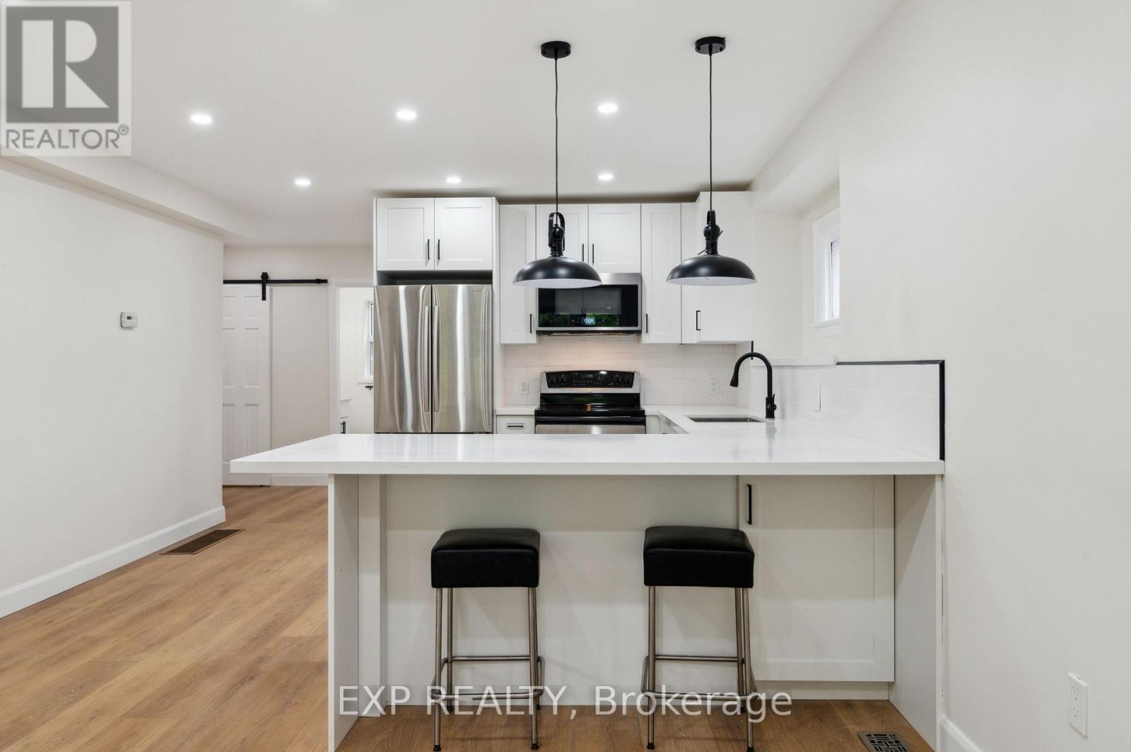 289 Houghton Avenue S, Hamilton, ON - Indoor Photo Showing Kitchen With Upgraded Kitchen