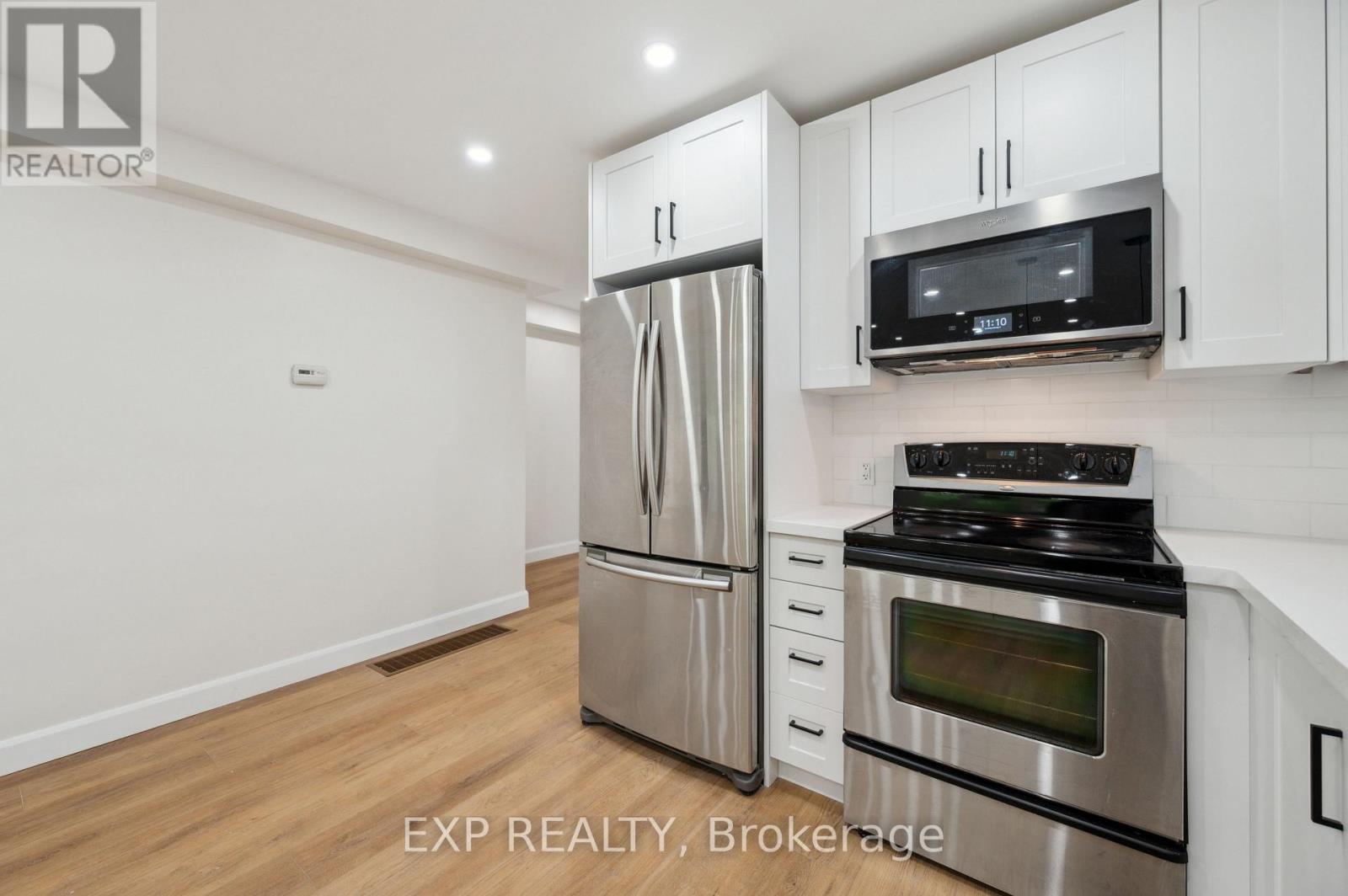 289 Houghton Avenue S, Hamilton, ON - Indoor Photo Showing Kitchen With Stainless Steel Kitchen
