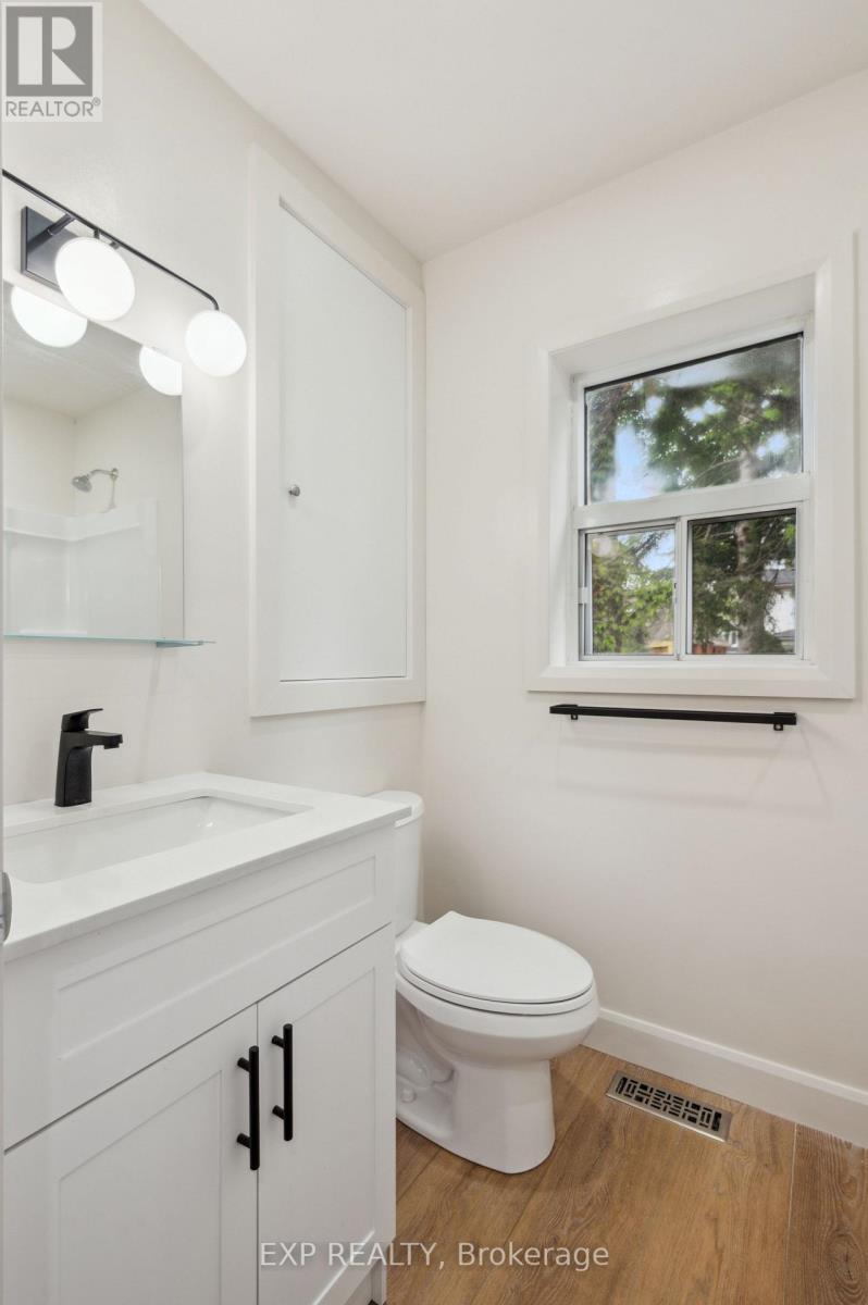 289 Houghton Avenue S, Hamilton, ON - Indoor Photo Showing Bathroom