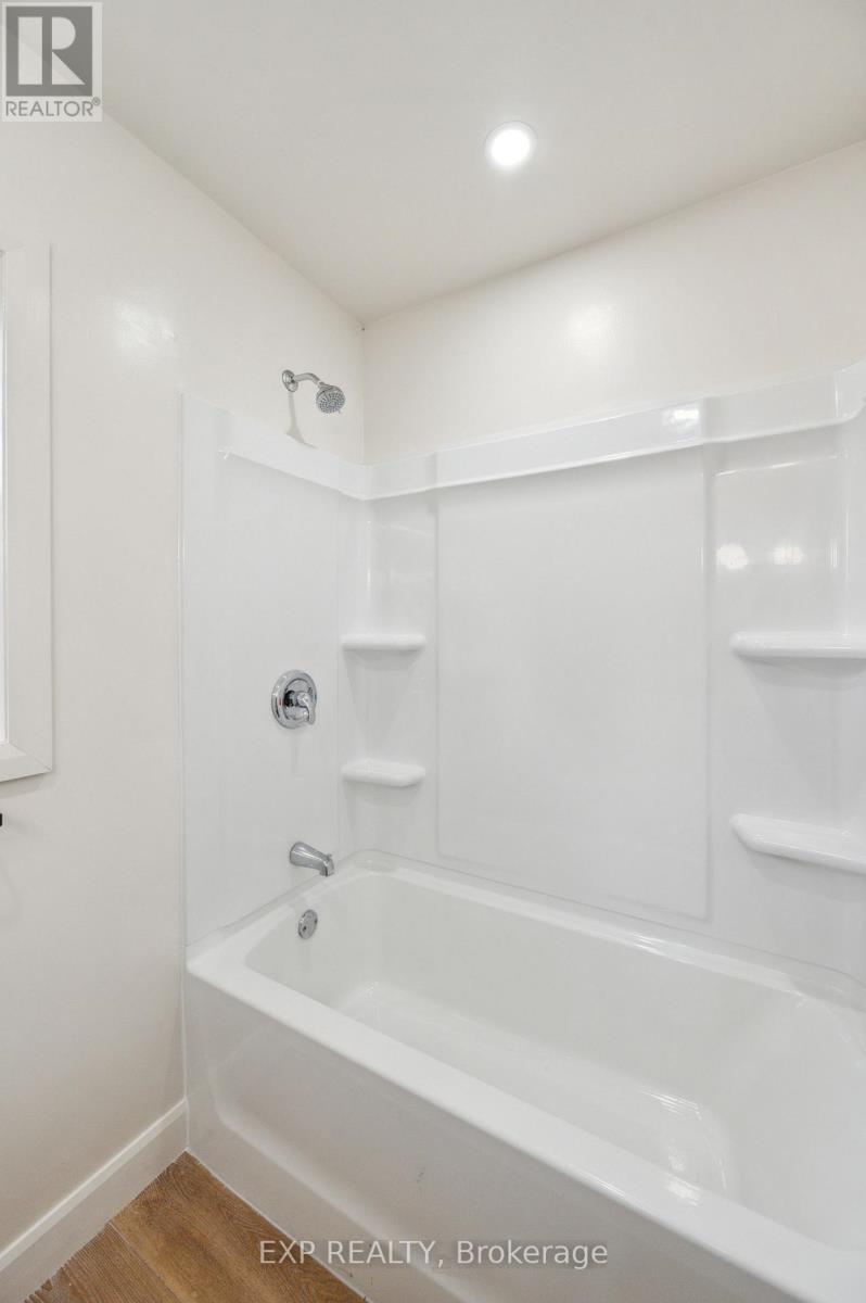 289 Houghton Avenue S, Hamilton, ON - Indoor Photo Showing Bathroom