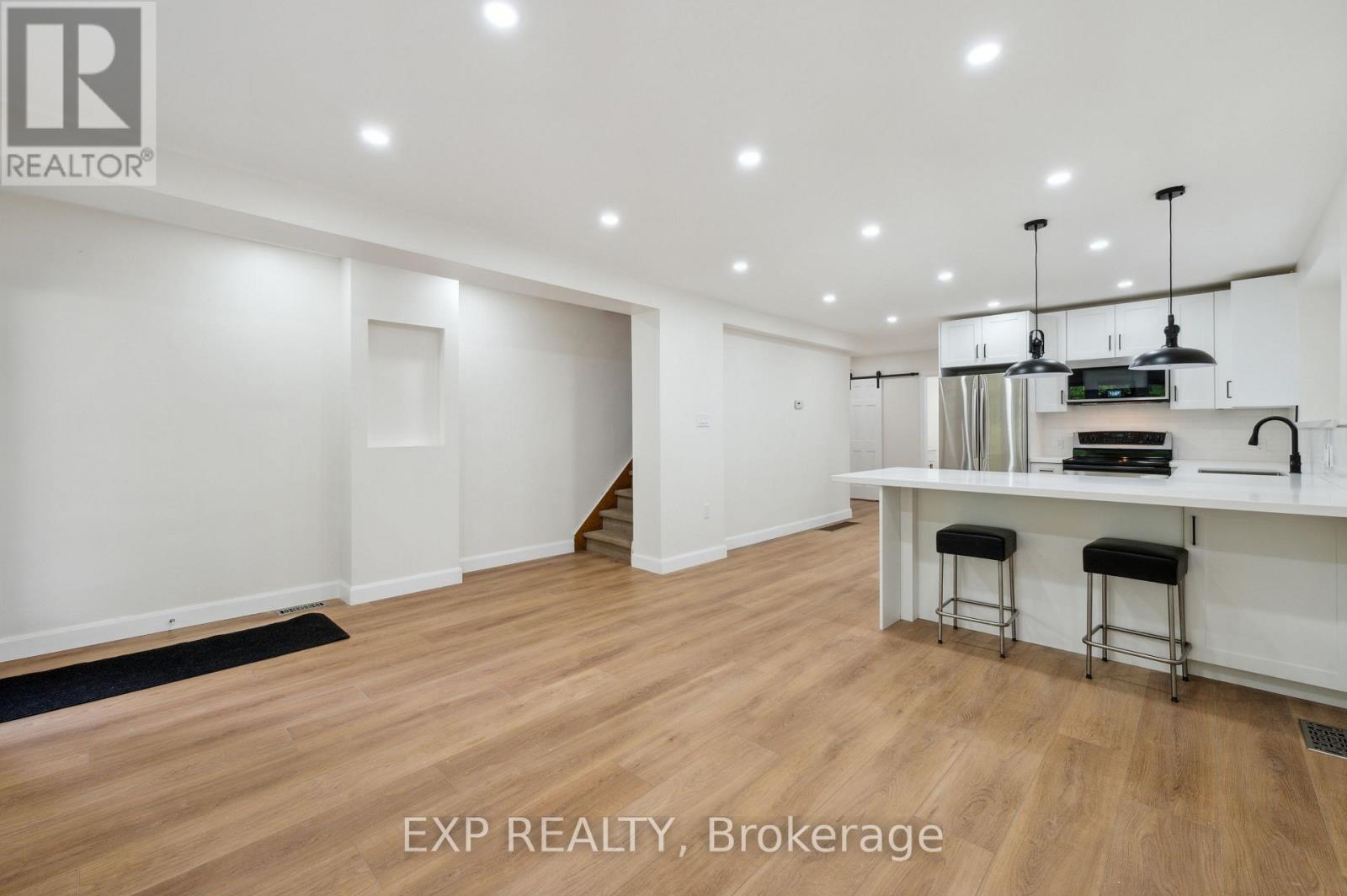 289 Houghton Avenue S, Hamilton, ON - Indoor Photo Showing Kitchen With Upgraded Kitchen