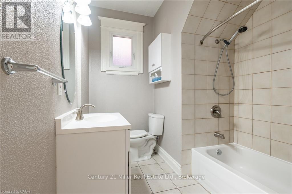 Main - 39 Connaught Avenue N, Hamilton (Stipley), ON - Indoor Photo Showing Bathroom