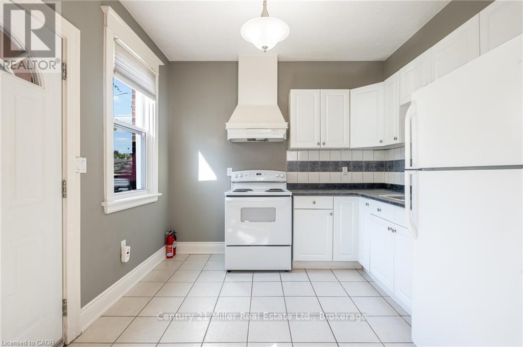 Main - 39 Connaught Avenue N, Hamilton (Stipley), ON - Indoor Photo Showing Kitchen