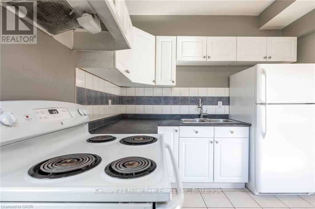 Main - 39 Connaught Avenue N, Hamilton (Stipley), ON - Indoor Photo Showing Kitchen With Double Sink