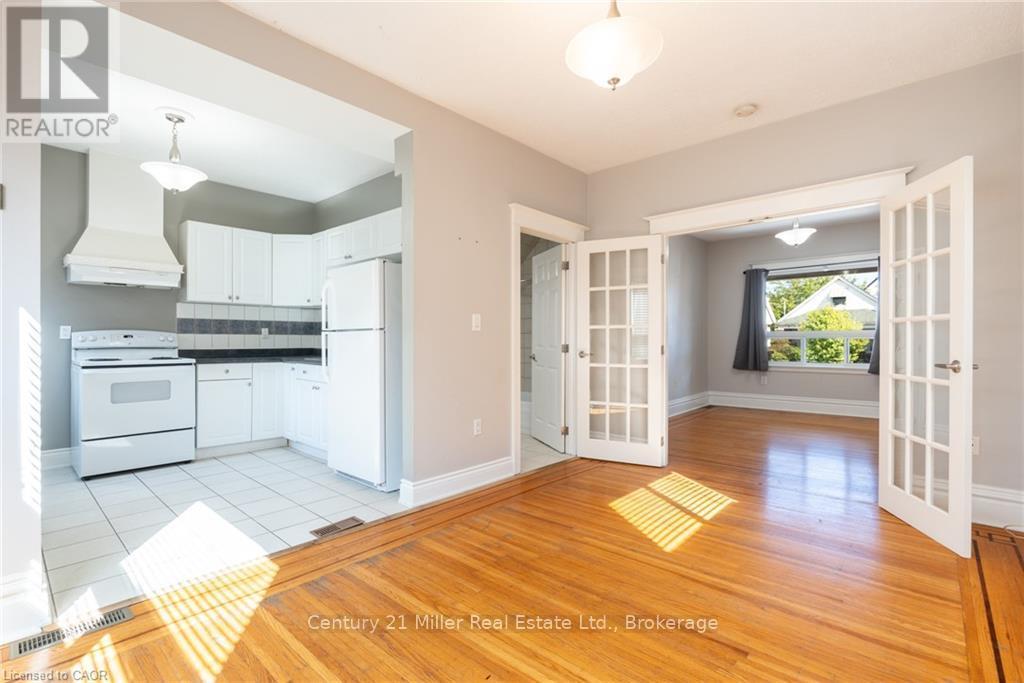 Main - 39 Connaught Avenue N, Hamilton (Stipley), ON - Indoor Photo Showing Kitchen