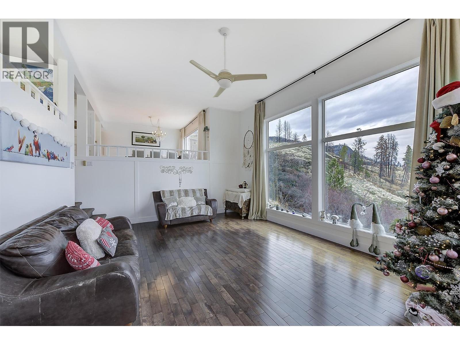 15 Traders Cove Road, Kelowna, BC - Indoor Photo Showing Living Room