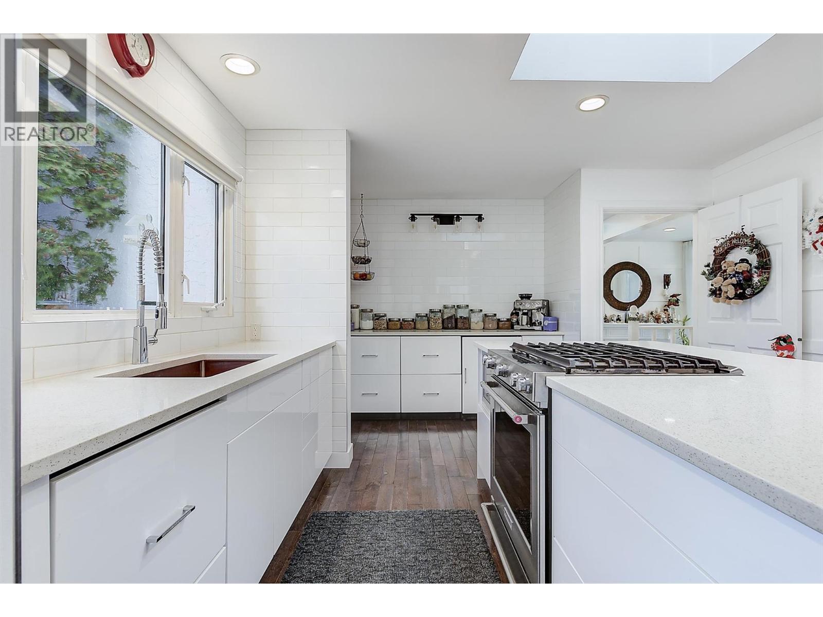 15 Traders Cove Road, Kelowna, BC - Indoor Photo Showing Kitchen With Upgraded Kitchen