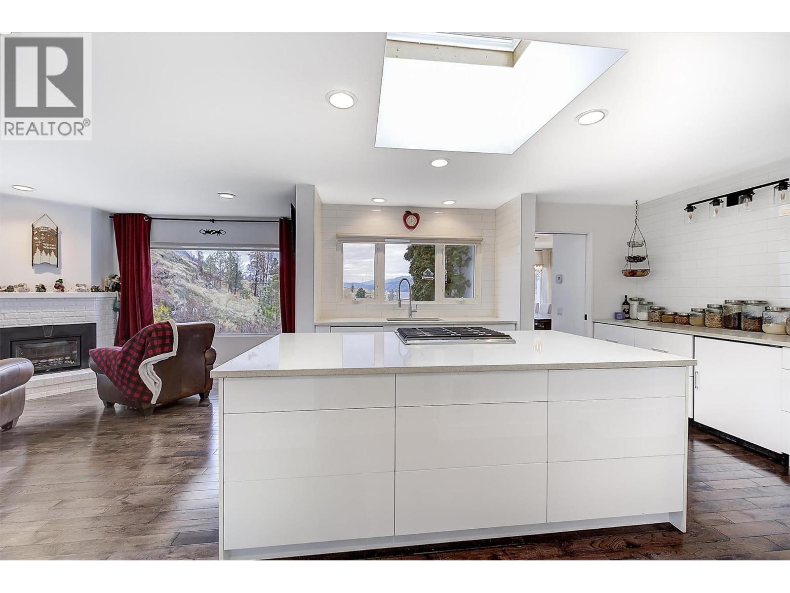 15 Traders Cove Road, Kelowna, BC - Indoor Photo Showing Kitchen