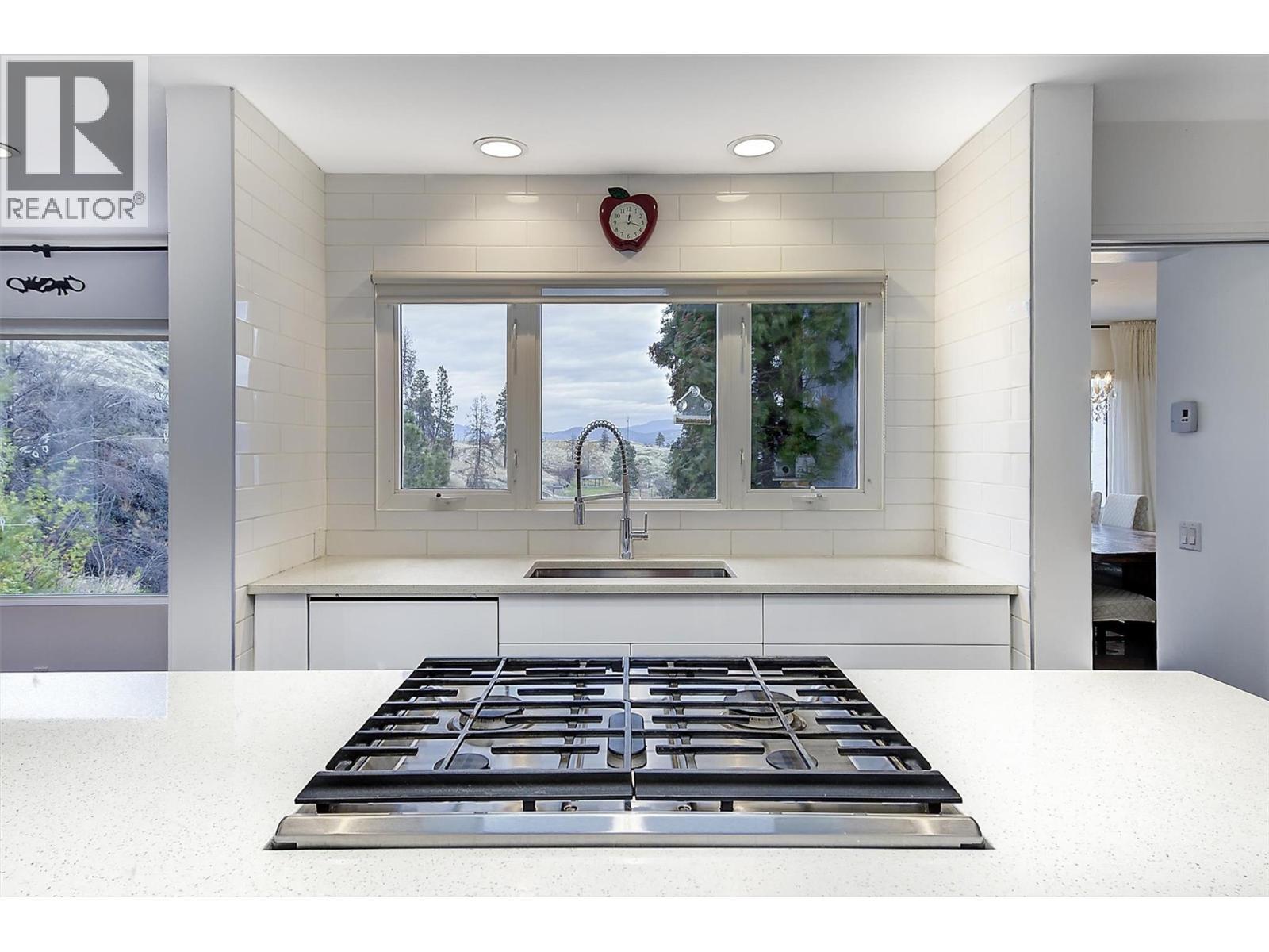 15 Traders Cove Road, Kelowna, BC - Indoor Photo Showing Kitchen