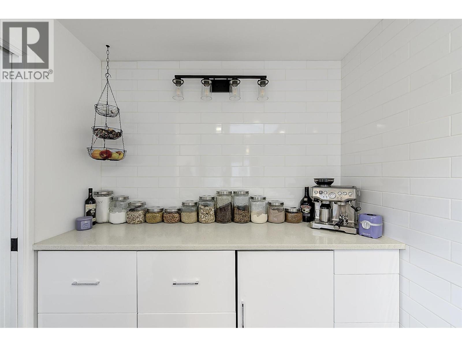 15 Traders Cove Road, Kelowna, BC - Indoor