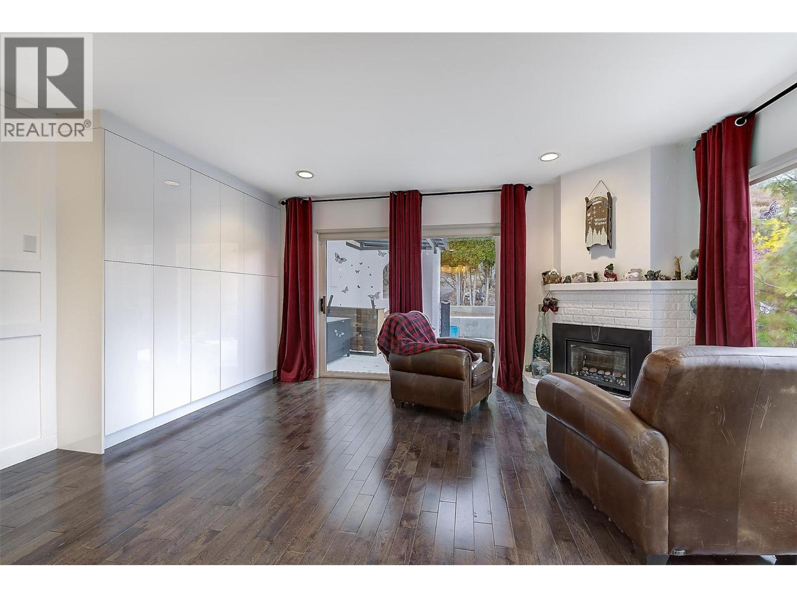 15 Traders Cove Road, Kelowna, BC - Indoor Photo Showing Living Room With Fireplace