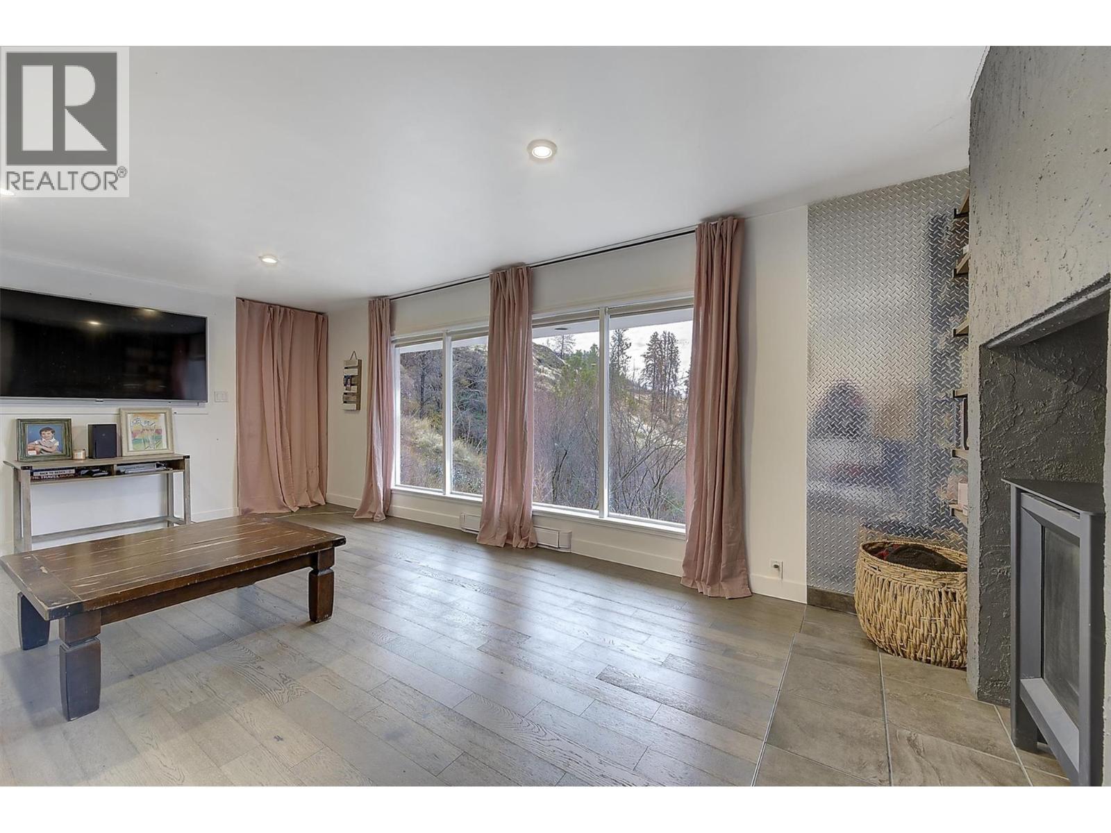 15 Traders Cove Road, Kelowna, BC - Indoor Photo Showing Living Room With Fireplace