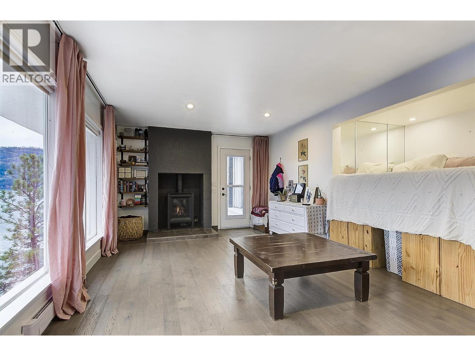 15 Traders Cove Road, Kelowna, BC - Indoor Photo Showing Living Room With Fireplace