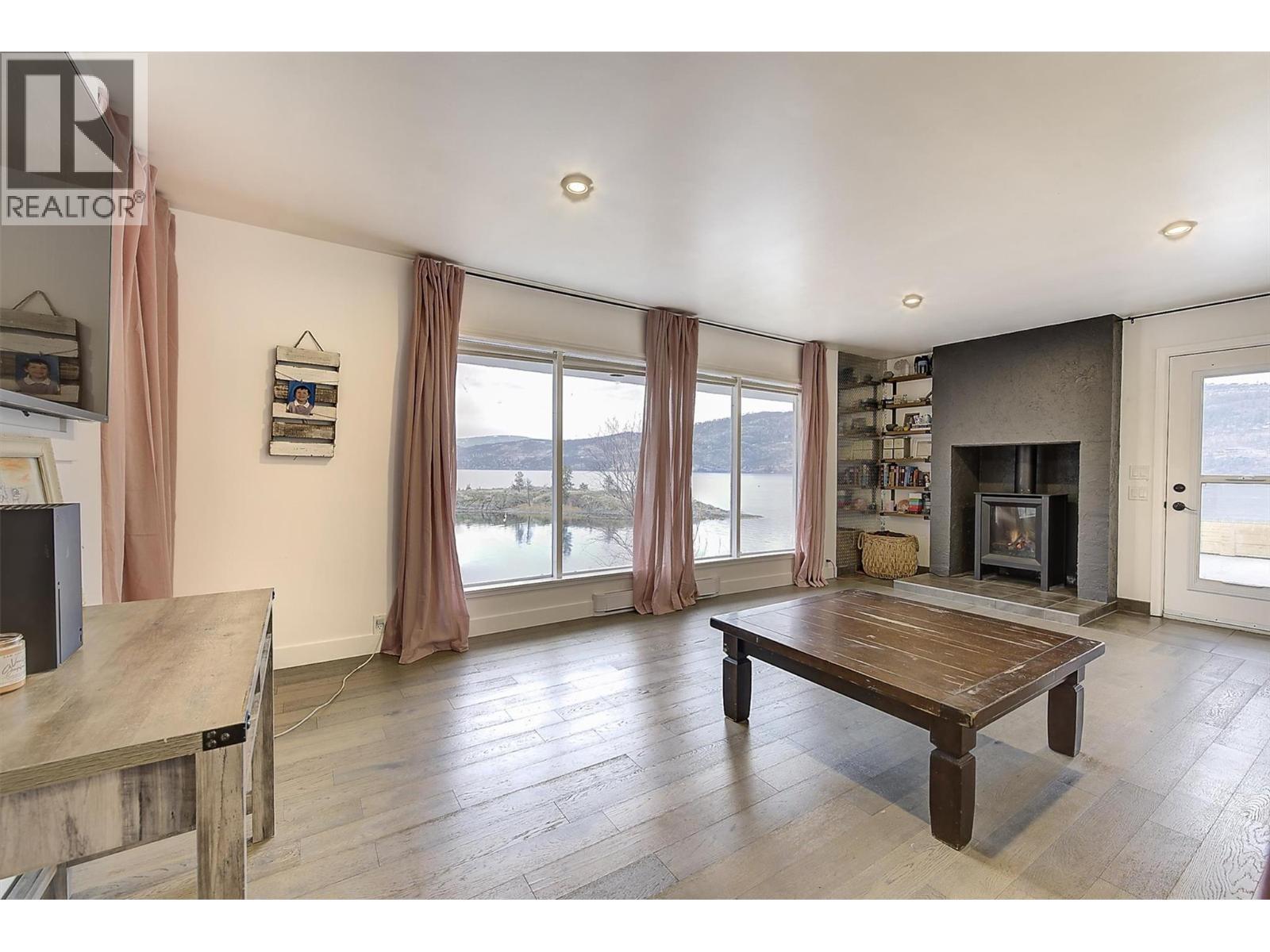 15 Traders Cove Road, Kelowna, BC - Indoor Photo Showing Living Room With Fireplace