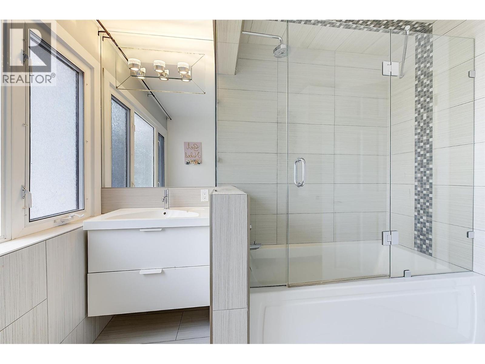 15 Traders Cove Road, Kelowna, BC - Indoor Photo Showing Bathroom