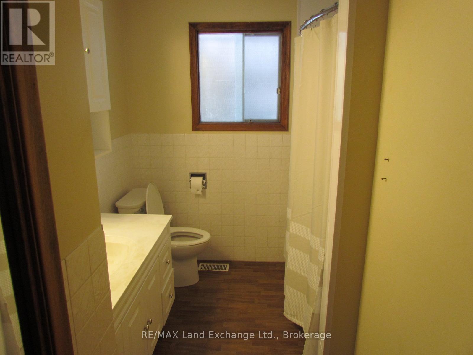 251 4Th Avenue, Hanover, ON - Indoor Photo Showing Bathroom