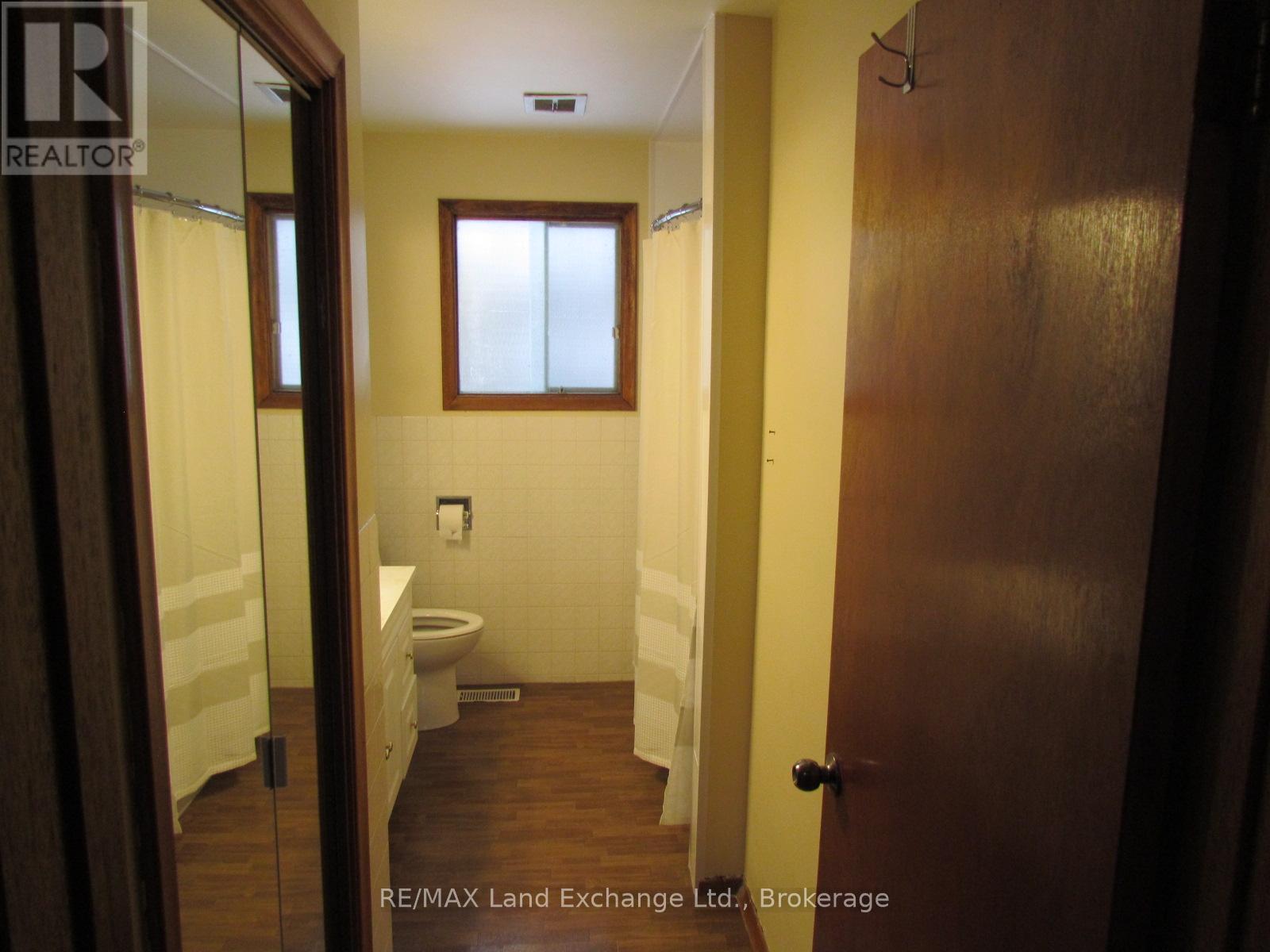 251 4Th Avenue, Hanover, ON - Indoor Photo Showing Bathroom