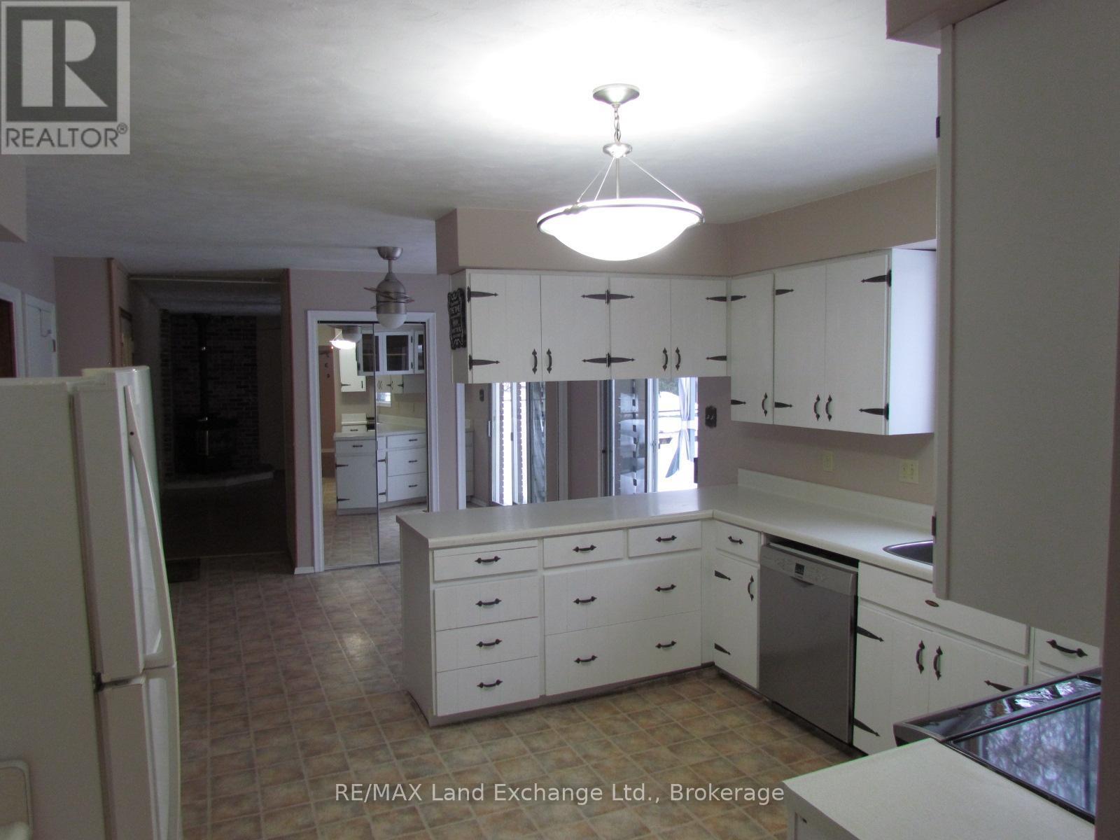 251 4Th Avenue, Hanover, ON - Indoor Photo Showing Kitchen