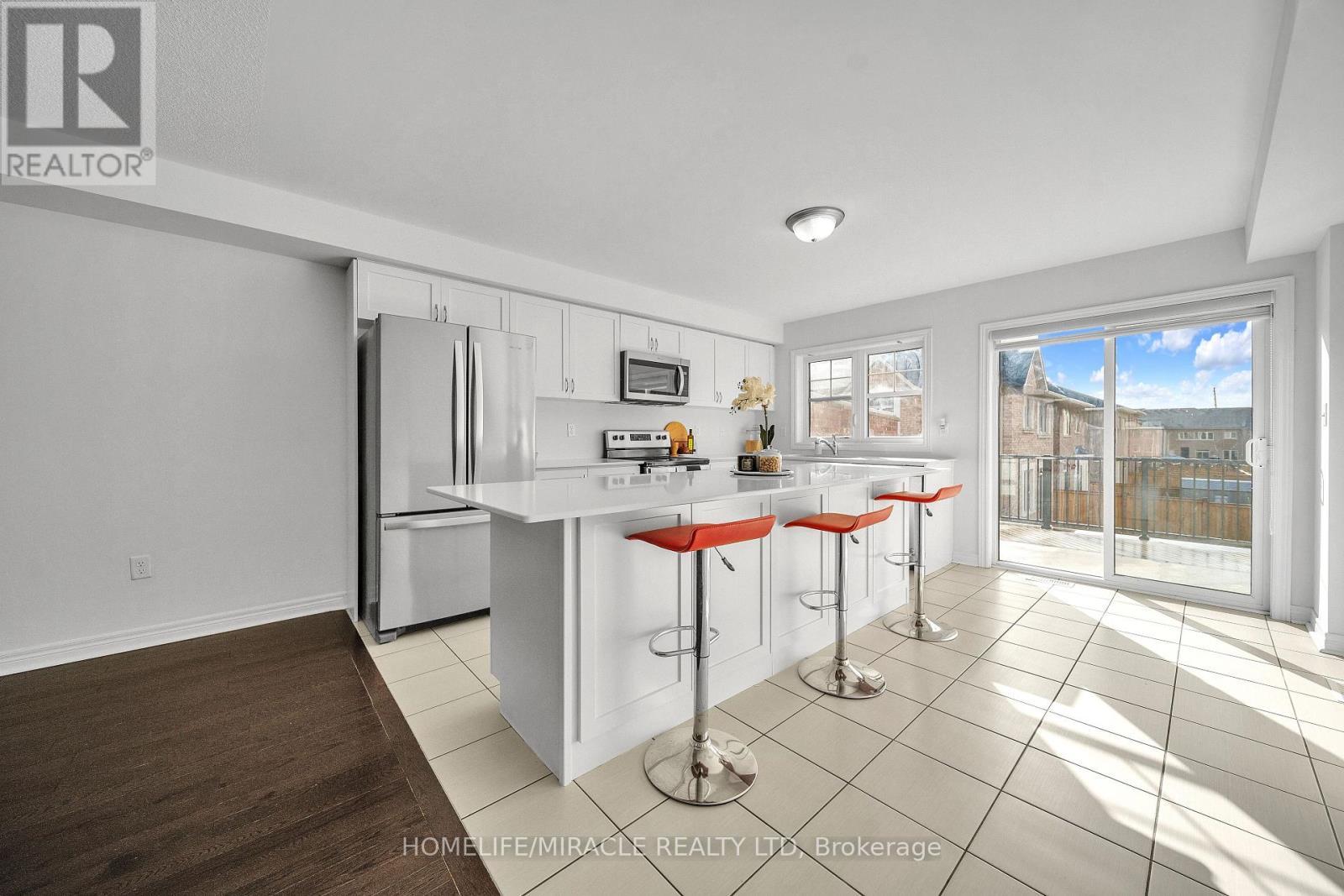 15 Finegan Circle, Brampton, ON - Indoor Photo Showing Kitchen