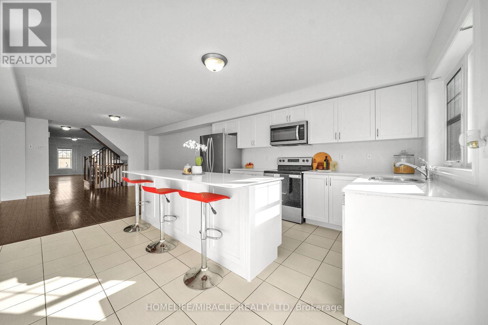 15 Finegan Circle, Brampton, ON - Indoor Photo Showing Kitchen