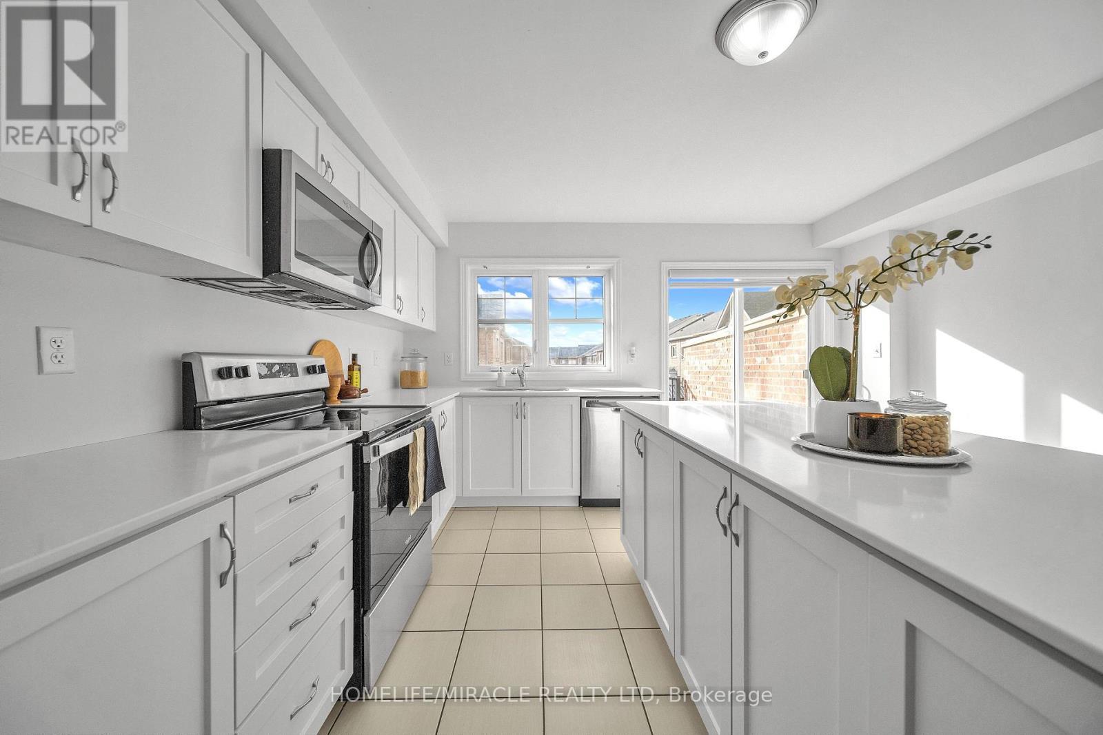 15 Finegan Circle, Brampton, ON - Indoor Photo Showing Kitchen