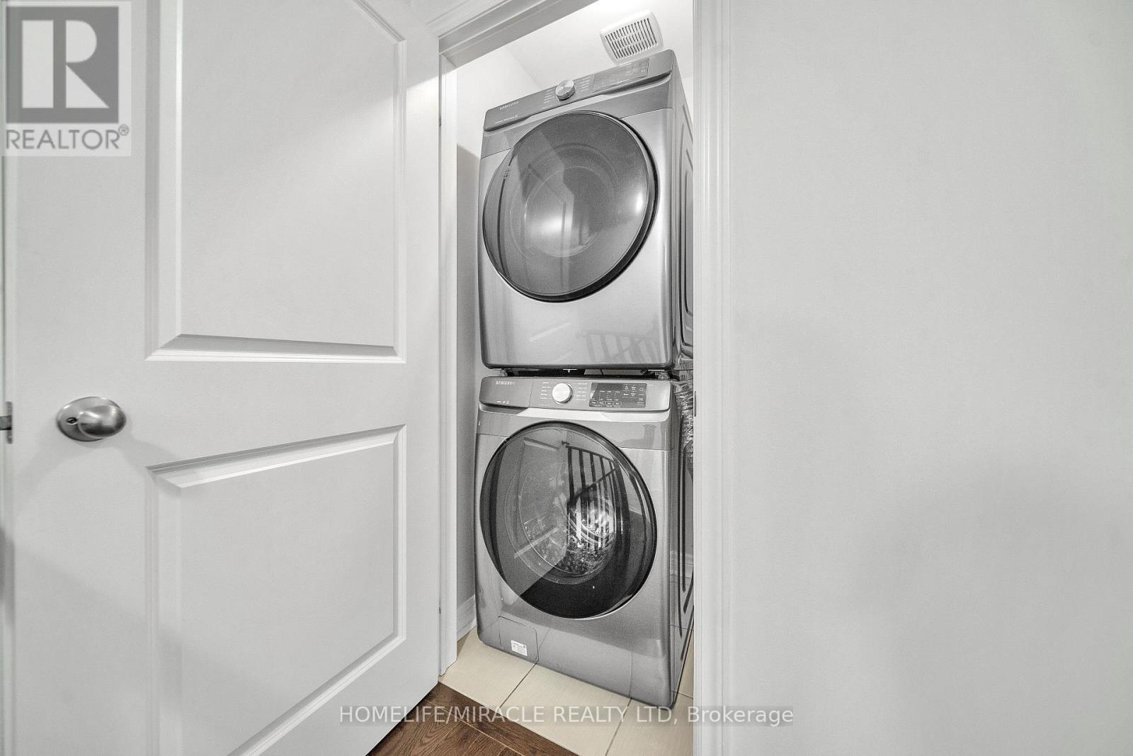 15 Finegan Circle, Brampton, ON - Indoor Photo Showing Laundry Room