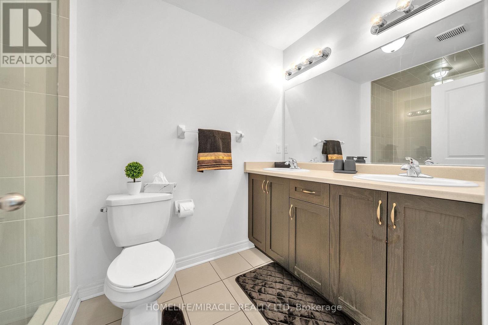 15 Finegan Circle, Brampton, ON - Indoor Photo Showing Bathroom
