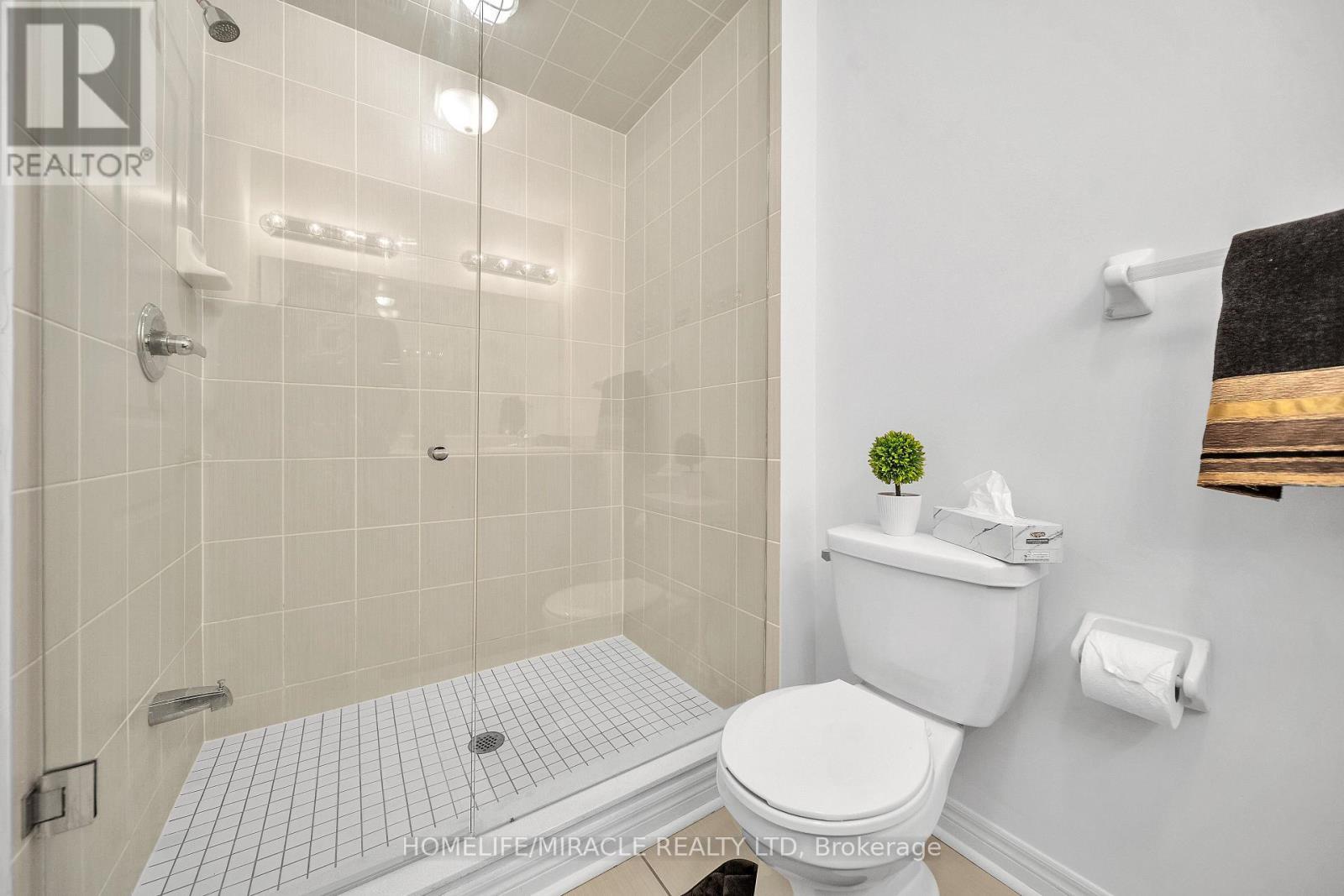 15 Finegan Circle, Brampton, ON - Indoor Photo Showing Bathroom