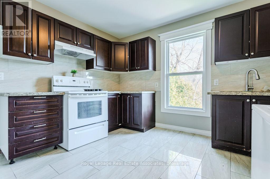 Upper - 19 Sanford Avenue S, Hamilton, ON - Indoor Photo Showing Kitchen