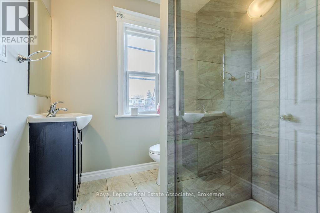 Upper - 19 Sanford Avenue S, Hamilton, ON - Indoor Photo Showing Bathroom