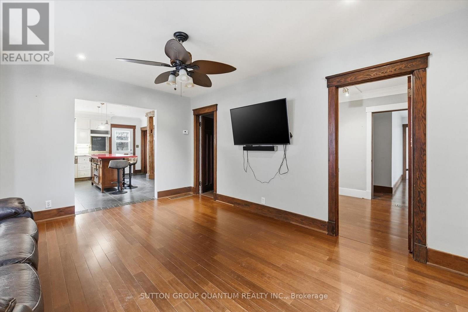 480 Nelson Avenue, Burlington, ON - Indoor Photo Showing Living Room