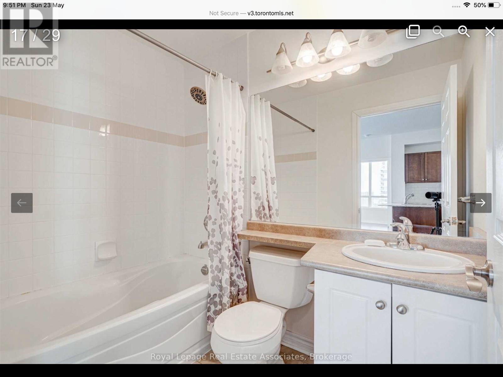 2510 - 3504 Hurontario Street, Mississauga, ON - Indoor Photo Showing Bathroom