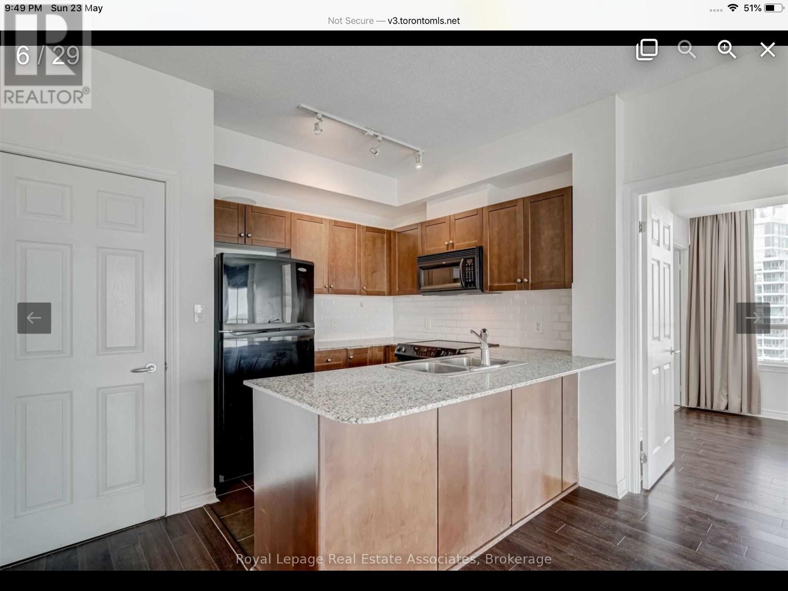 2510 - 3504 Hurontario Street, Mississauga, ON - Indoor Photo Showing Kitchen With Double Sink