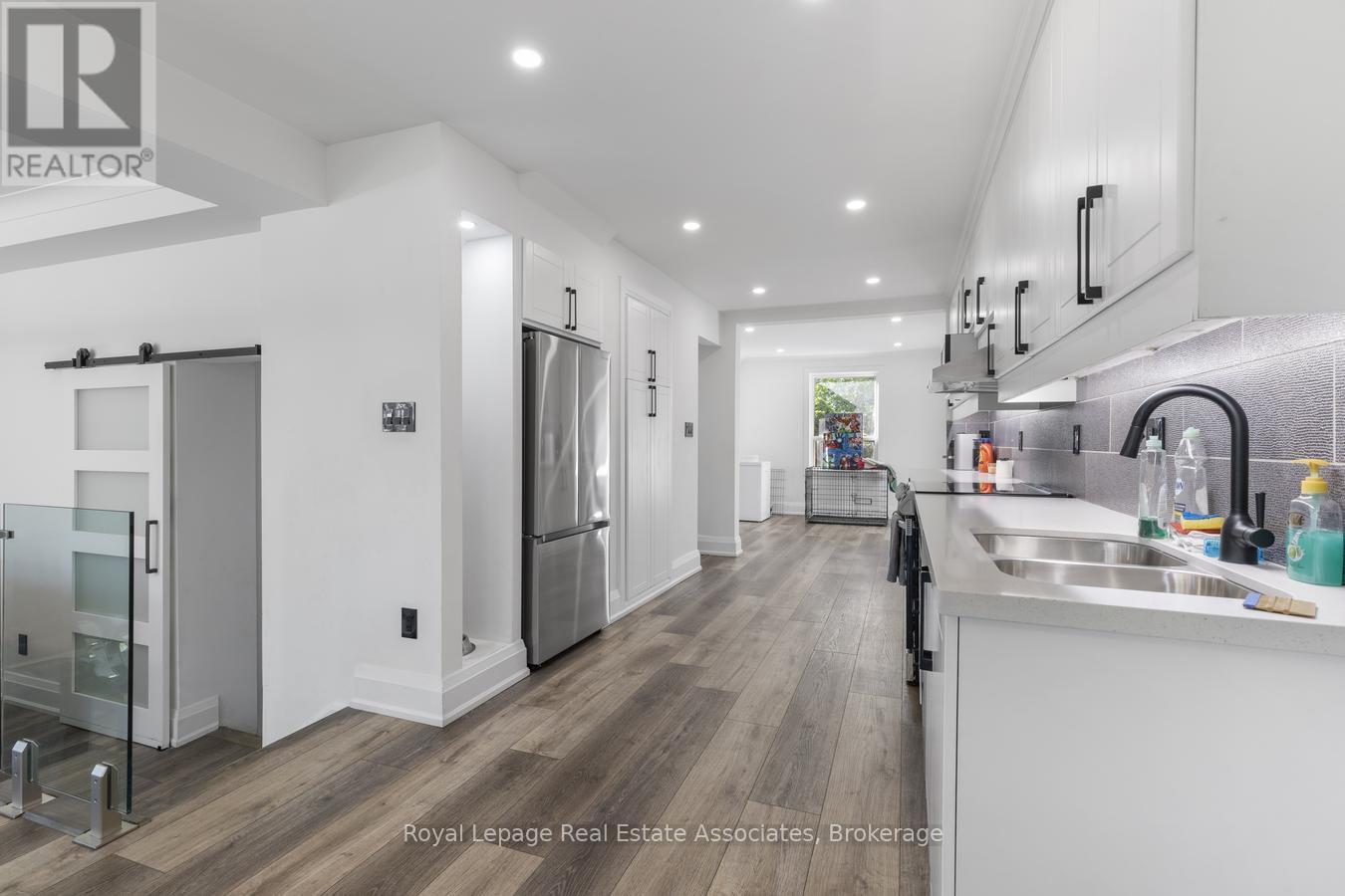 938 Henley Road, Mississauga, ON - Indoor Photo Showing Kitchen With Double Sink