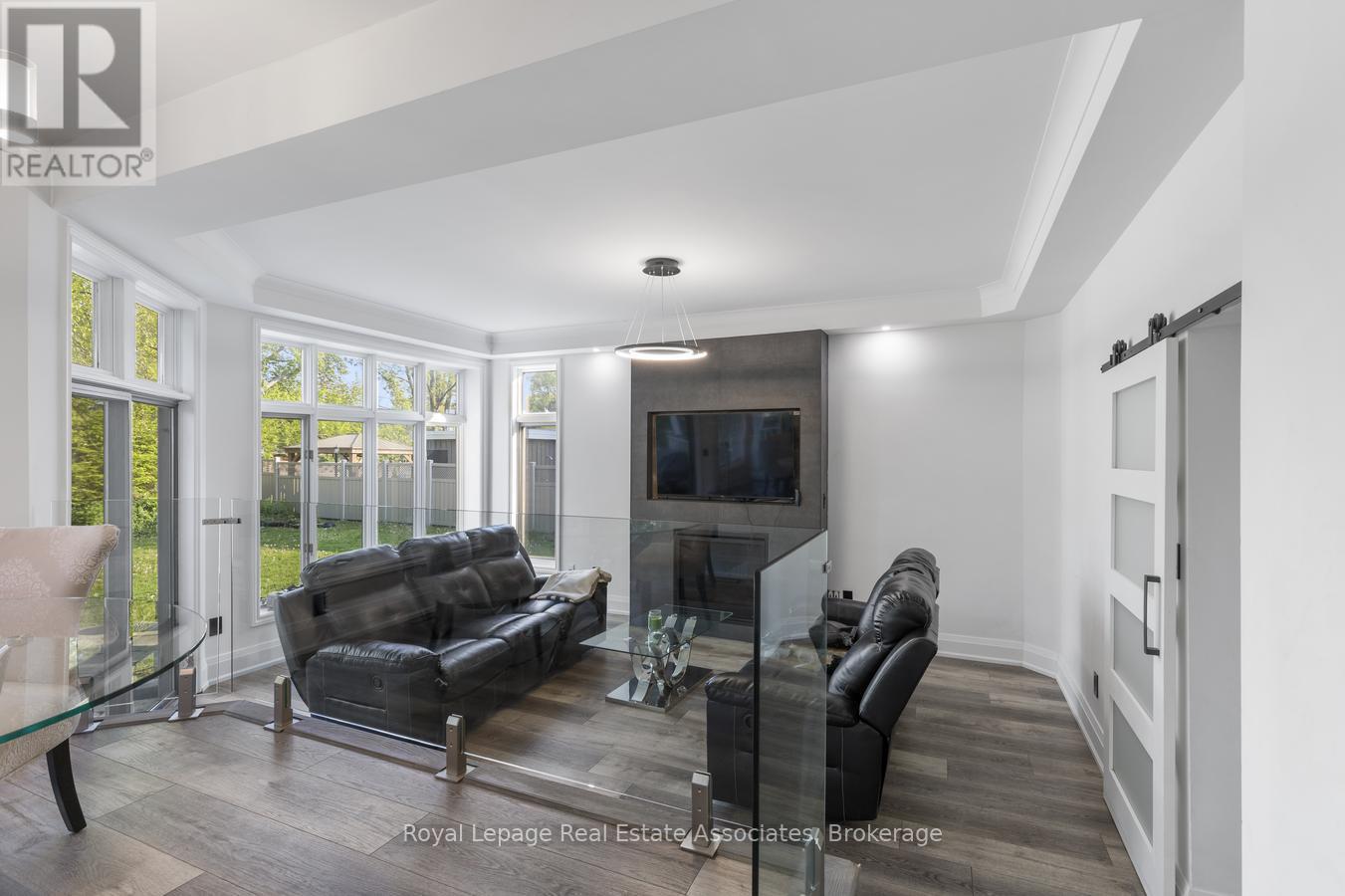 938 Henley Road, Mississauga, ON - Indoor Photo Showing Living Room