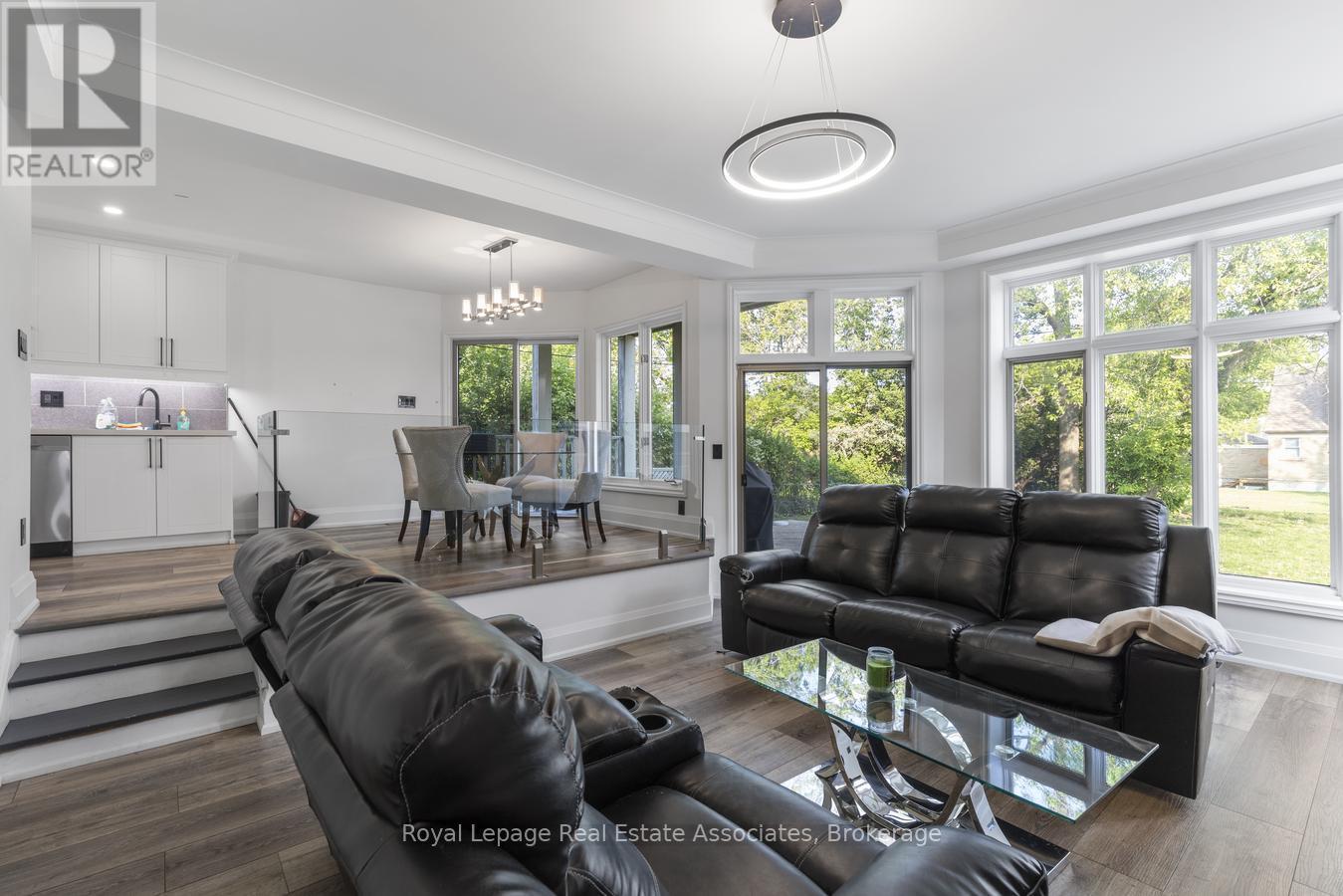 938 Henley Road, Mississauga, ON - Indoor Photo Showing Living Room