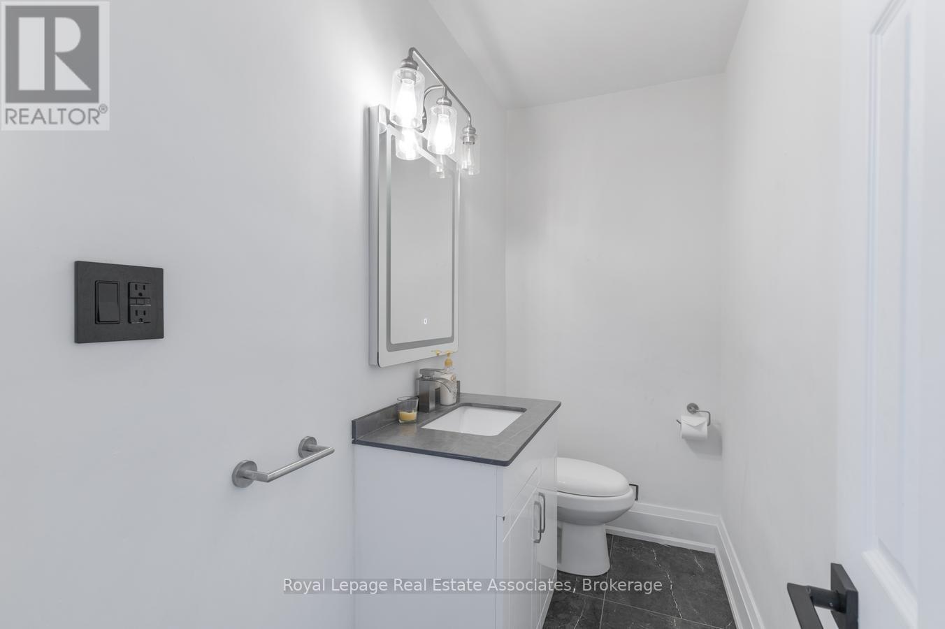 938 Henley Road, Mississauga, ON - Indoor Photo Showing Bathroom
