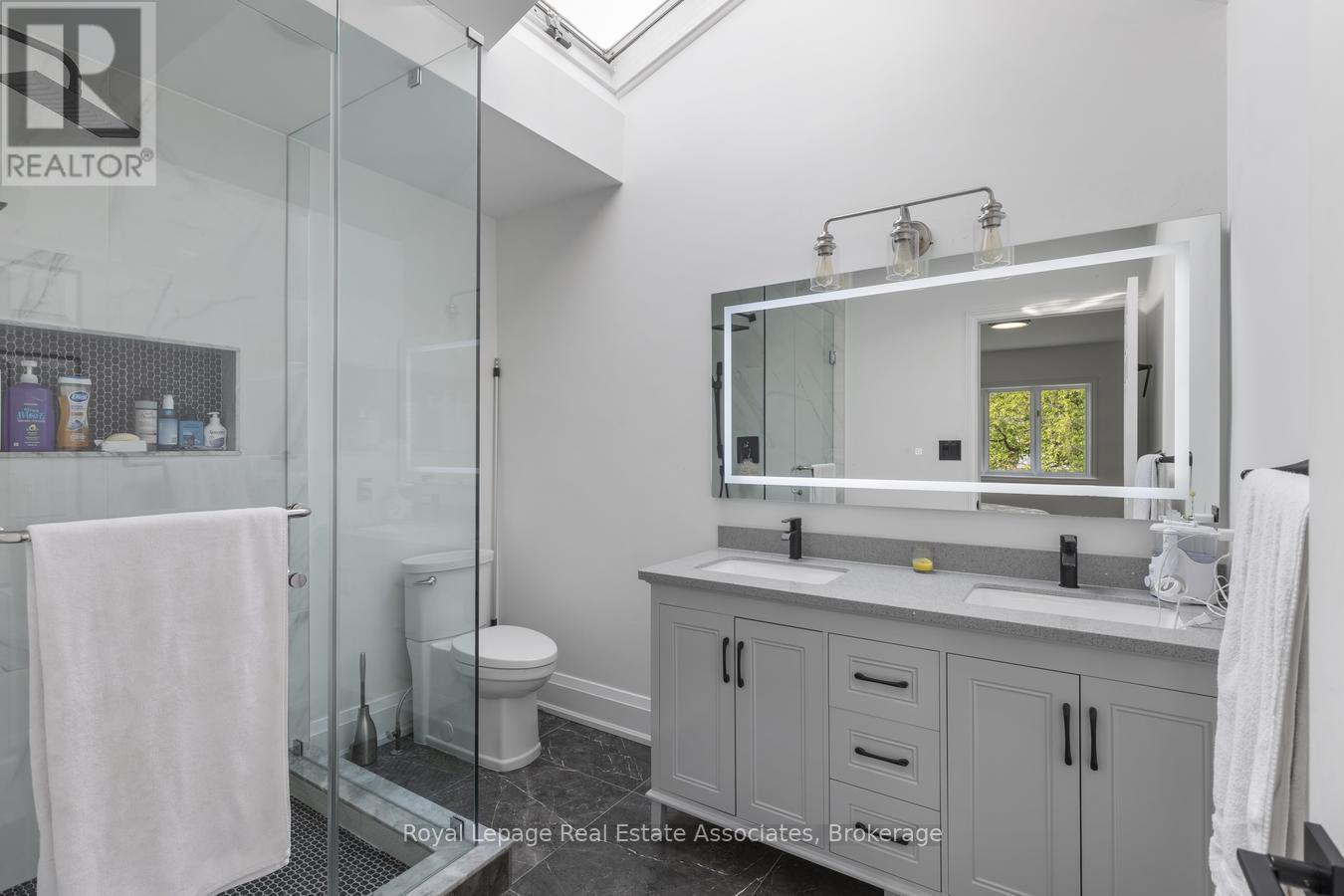 938 Henley Road, Mississauga, ON - Indoor Photo Showing Bathroom