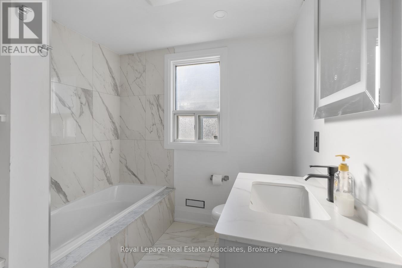 938 Henley Road, Mississauga, ON - Indoor Photo Showing Bathroom