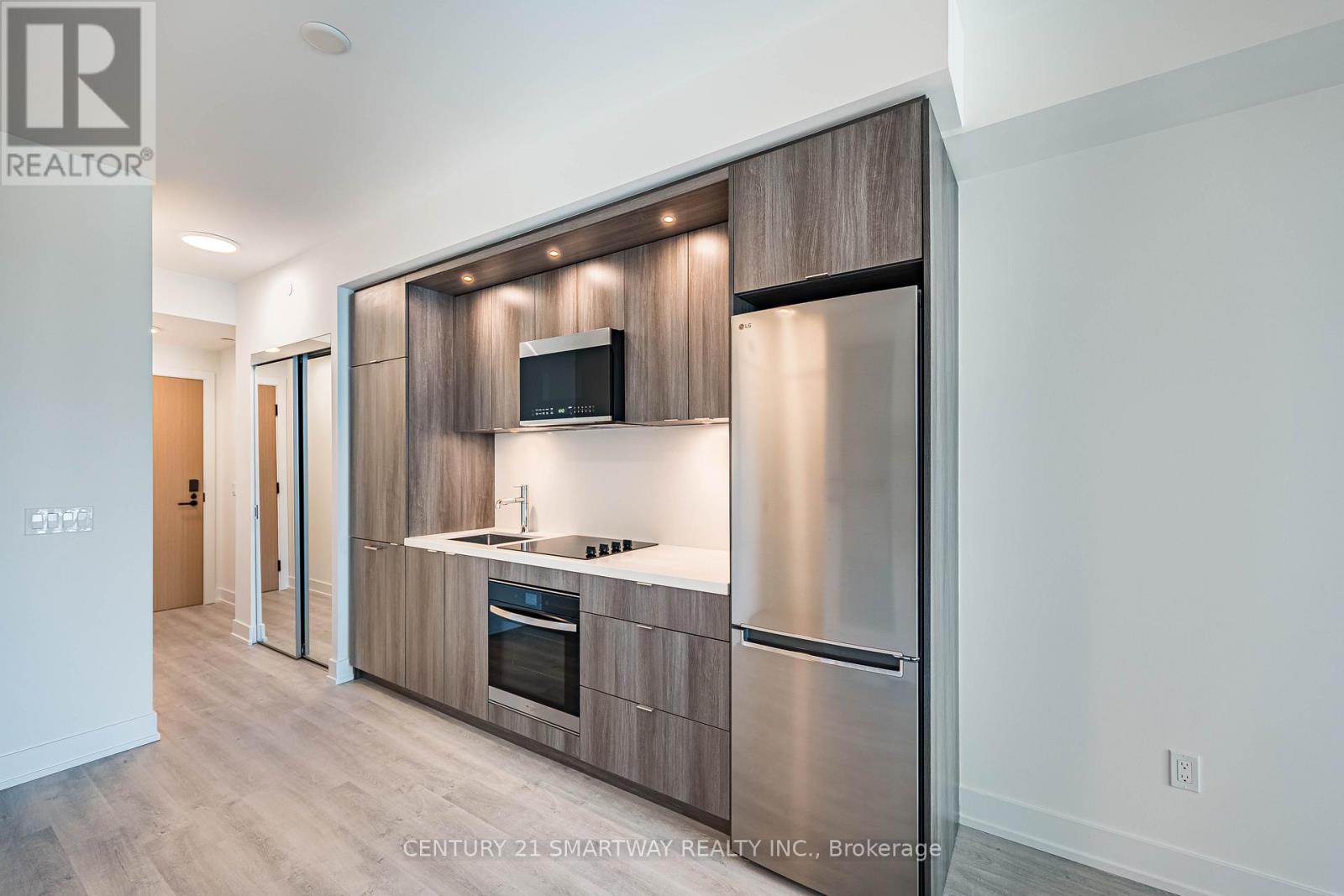 1111 - 60 Central Park Roadway, Toronto, ON - Indoor Photo Showing Kitchen With Upgraded Kitchen