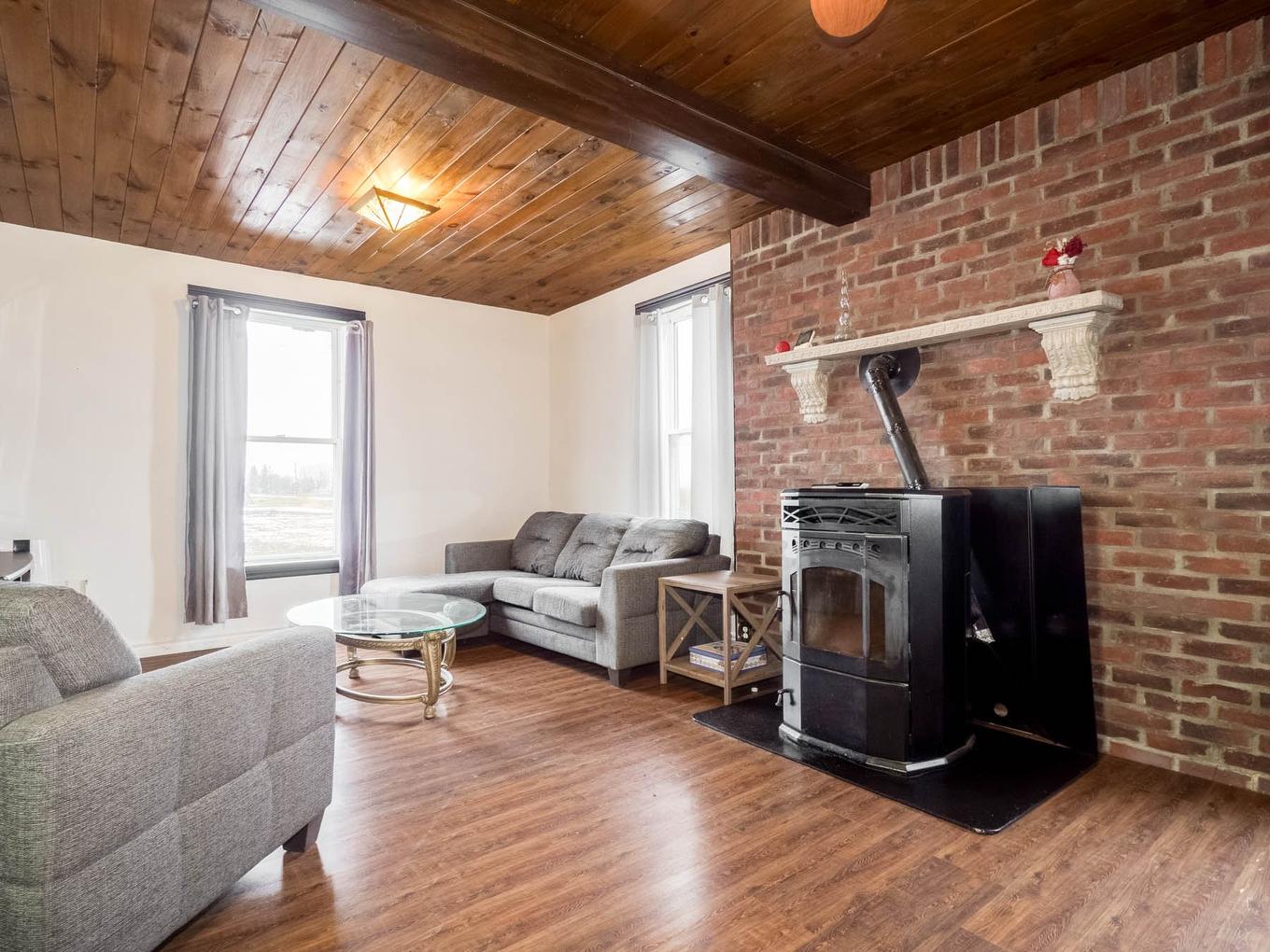 Living room - 31 Rg Du Quarante, Saint-Louis-De-Gonzague, QC - Indoor Photo Showing Living Room