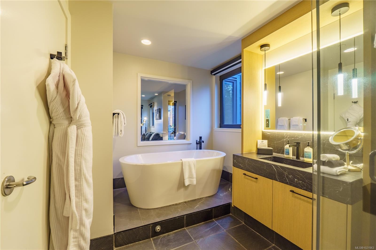 1202-596 Marine Dr, Ucluelet, BC - Indoor Photo Showing Bathroom