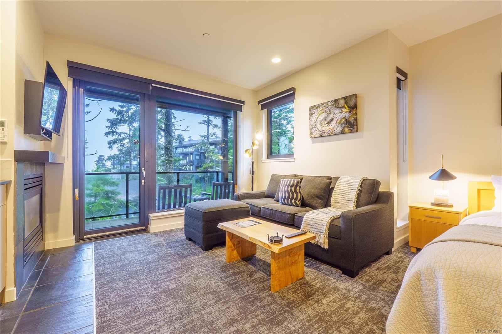 1202-596 Marine Dr, Ucluelet, BC - Indoor Photo Showing Living Room
