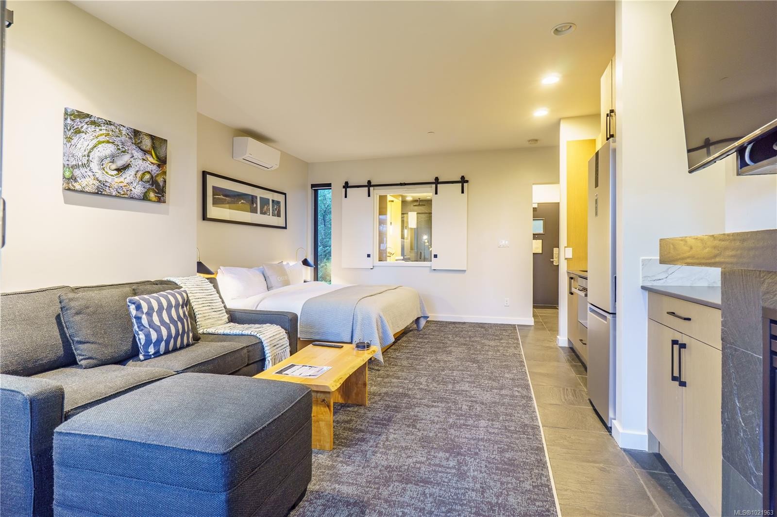 1202-596 Marine Dr, Ucluelet, BC - Indoor Photo Showing Living Room