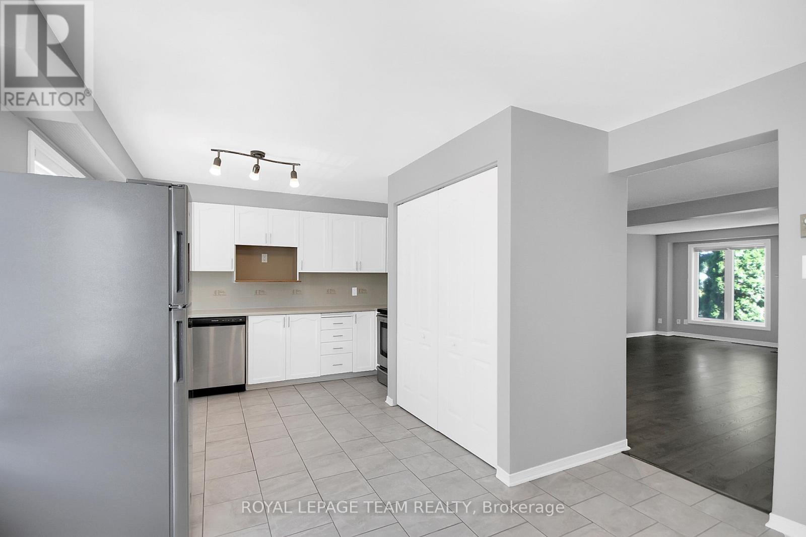 4 - 7 Wrenwood Crescent, Ottawa, ON - Indoor Photo Showing Kitchen