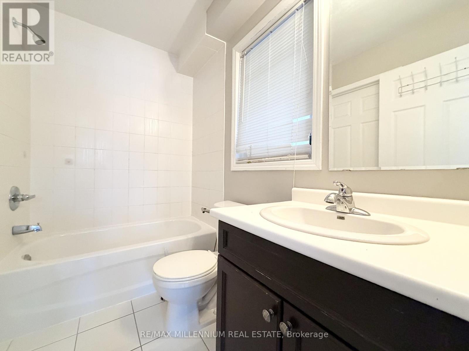 16 Saunter Court, Brampton, ON - Indoor Photo Showing Bathroom