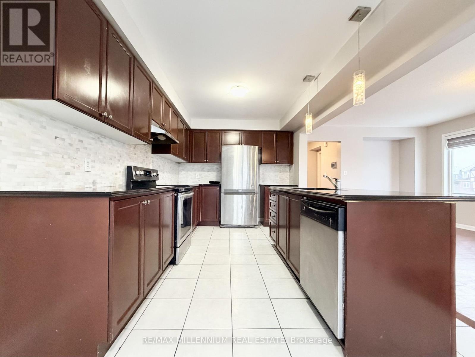 16 Saunter Court, Brampton, ON - Indoor Photo Showing Kitchen