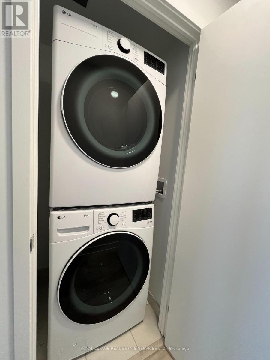 3210 - 395 Square One Drive, Mississauga, ON - Indoor Photo Showing Laundry Room