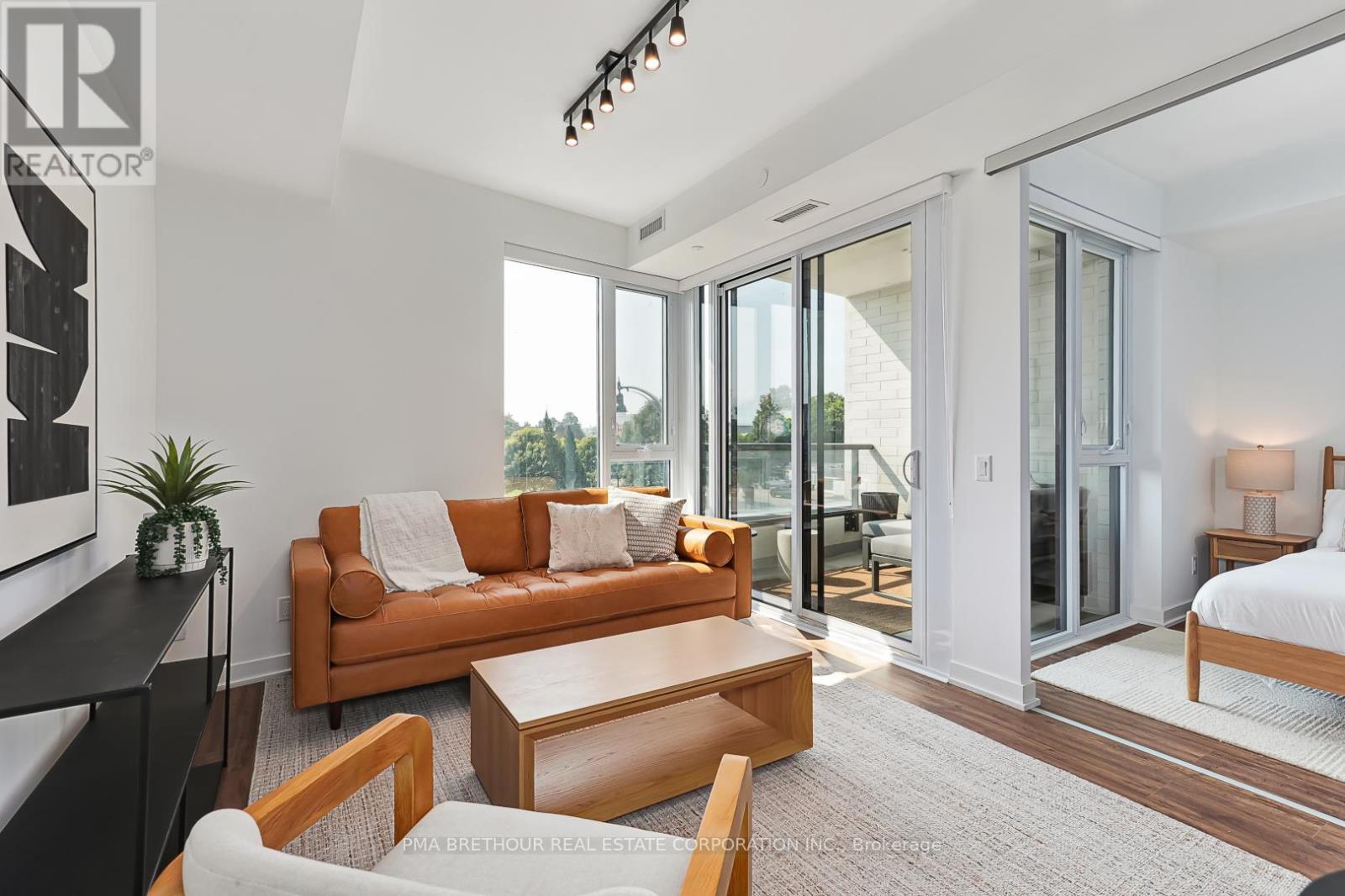 210 - 31 Huron Street, Collingwood, ON - Indoor Photo Showing Living Room