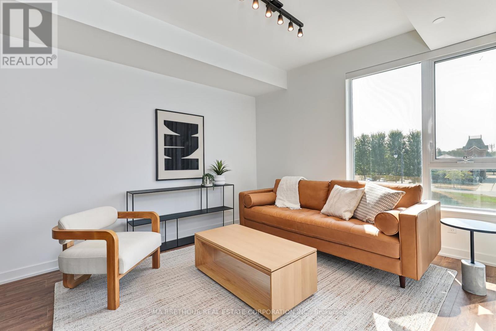 210 - 31 Huron Street, Collingwood, ON - Indoor Photo Showing Living Room
